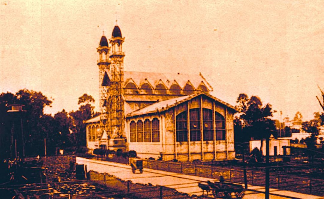 El edificio se asentó cerca de la estación Buenavista del ferrocarril. En aquel rumbo, todavía conocido por la gente como el Chopo, debido a que antiguamente había sido territorio de los ranchos El Chopo, San Rafael, El Cebollón, San Cosme y la Horca, se levantó el edificio al que pronto se le identificó como "el palacio de cristal".