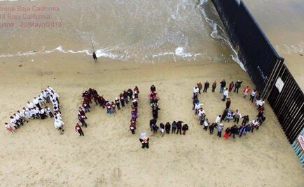 Simpatizantes de Morena "dibujan" AMLO en playa de Baja California