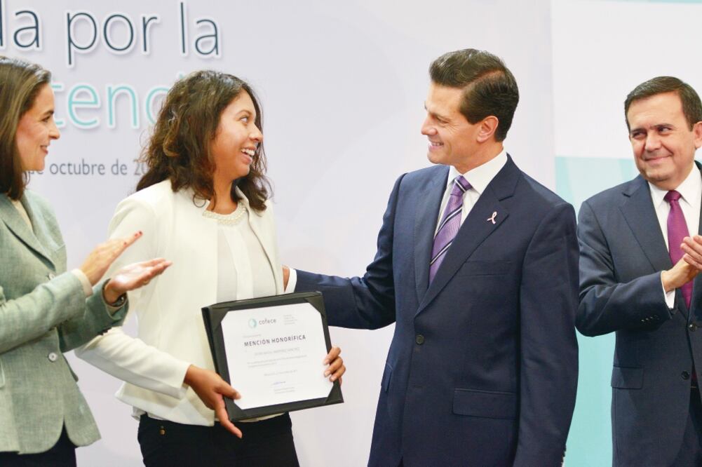 El presidente Enrique Peña Nieto encabezó la Jornada por la Competencia y entregó los premios de investigación y periodismo auspiciados por el CIDE y la Comisión Federal de Competencia Económica (ESPECIAL)