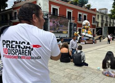 Periodistas de Oaxaca protestan en la Guelaguetza por agresión de funcionarios a fotógrafo de EL UNIVERSAL