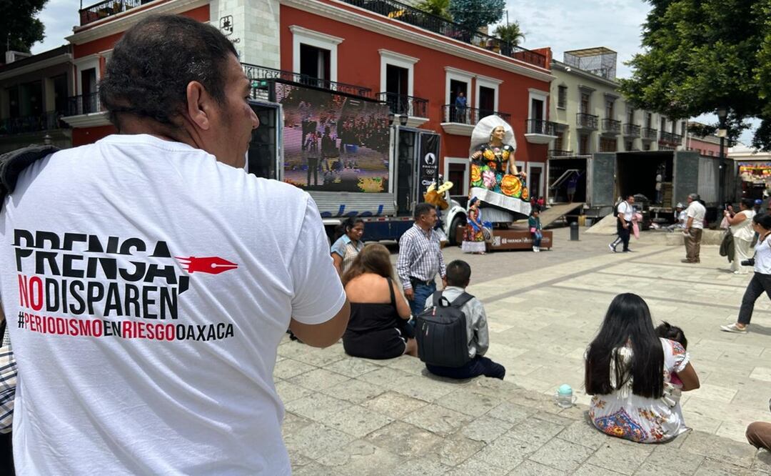 Periodistas de Oaxaca protestan en la Guelaguetza por agresión de funcionarios a fotógrafo de EL UNIVERSAL. Foto: Cortesía