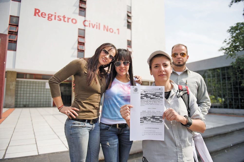 Ayer, algunas de las parejas beneficiadas por la herramienta jurídica acudieron al Congreso estatal para pedir a los legisladores respeten sus derechos (JORGE ALBERTO MENDOZA. EL UNIVERSAL)