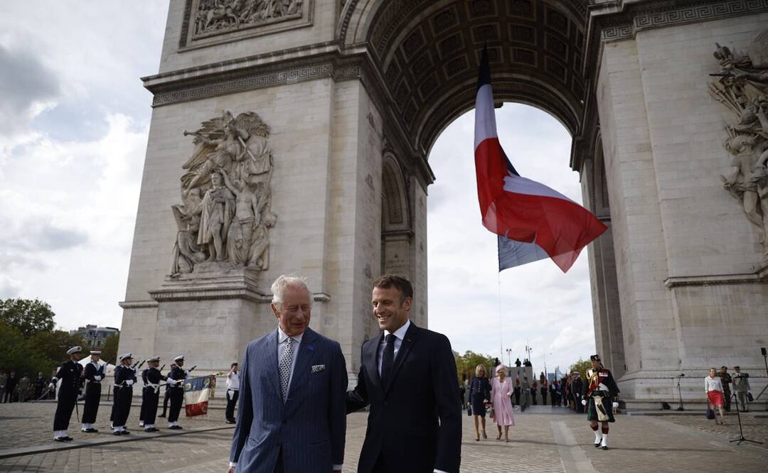 El rey Carlos III de Gran Bretaña y el presidente francés Emmanuel Macron asisten a una ceremonia conmemorativa en el Arco del Triunfo de París, Francia. Foto: EFE