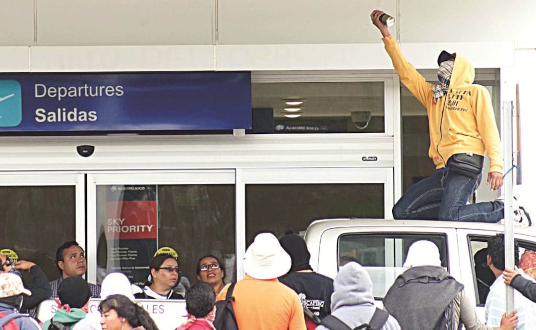 Los bloqueos que realizaron integrantes de la Sección 22, disidentes del Sindicato Nacional de Trabajadores de la Educación, en el aeropuerto de Oaxaca provocaron la cancelación de al menos 16 vuelos y el desalojo de decenas de pasajeros