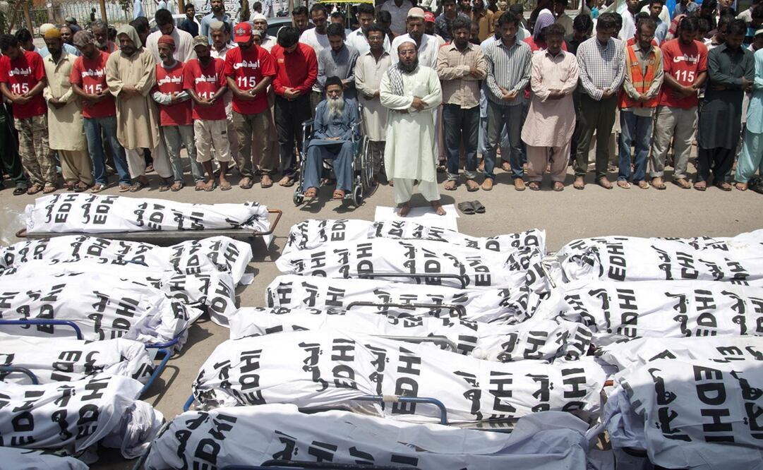 Funeral de personas que han fallecido por el calor extremo en Pakistán, en 2015. Foto: AP Photo/Shakil Adil, archivo