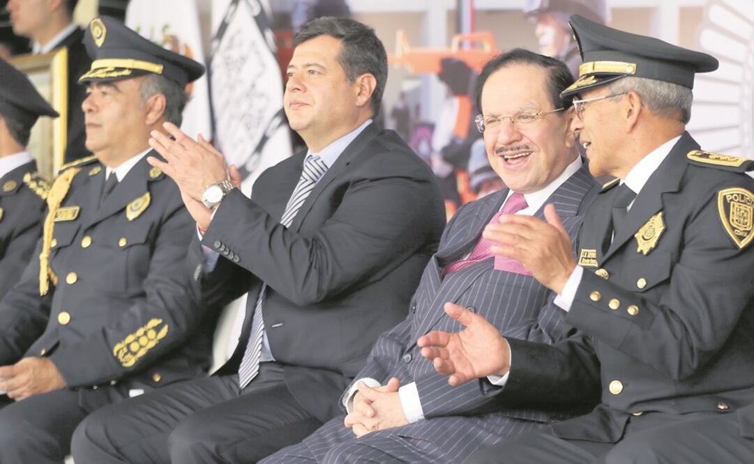 El Licenciado Juan Francisco Ealy Ortiz (segundo de der. a izq.); el jefe de Gobierno de la CDMX, José Ramón Amieva (tercero), y el secretario de Seguridad Pública, Raymundo Collins (cuarto), entre otros, durante la ceremonia de graduación. 
