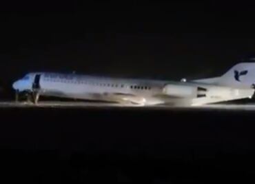 Se incendia avión en Irán con 50 pasajeros a bordo