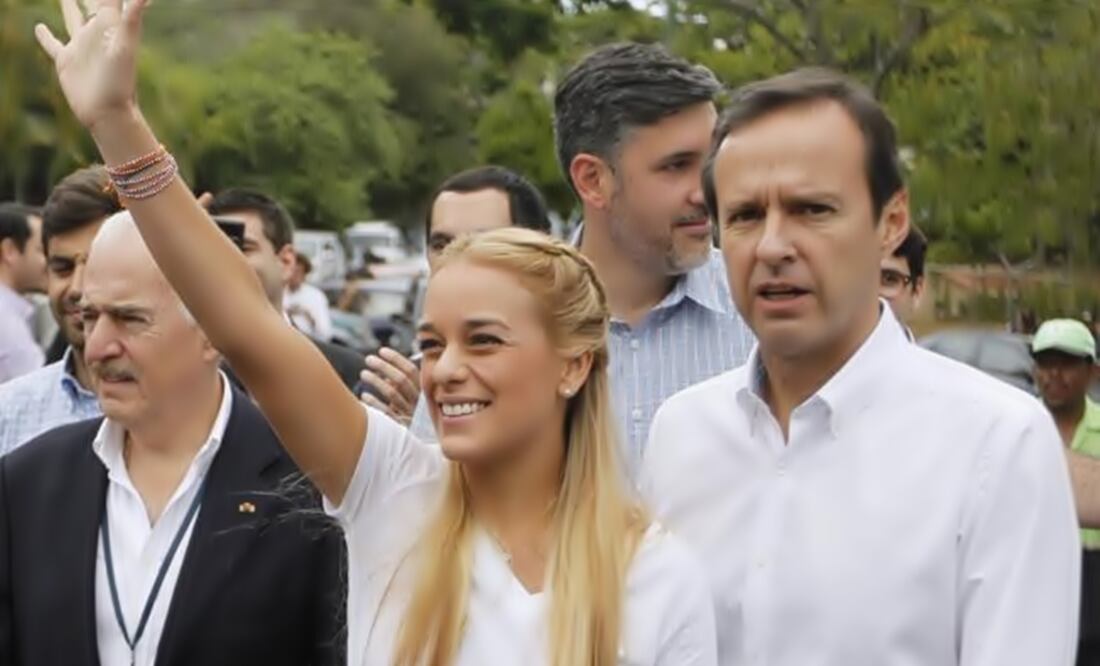 Lilian Tintori, the wife of arrested opposition leader Leopoldo López, claims victory. (Foto: Reuters)