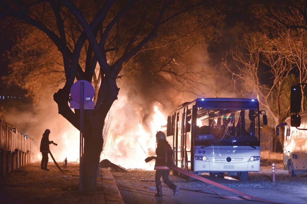 Bomberos apagan el incendio que se desató tras el ataque de ayer contra un convoy militar en el barrio de Cankaya, Ankara (AP)