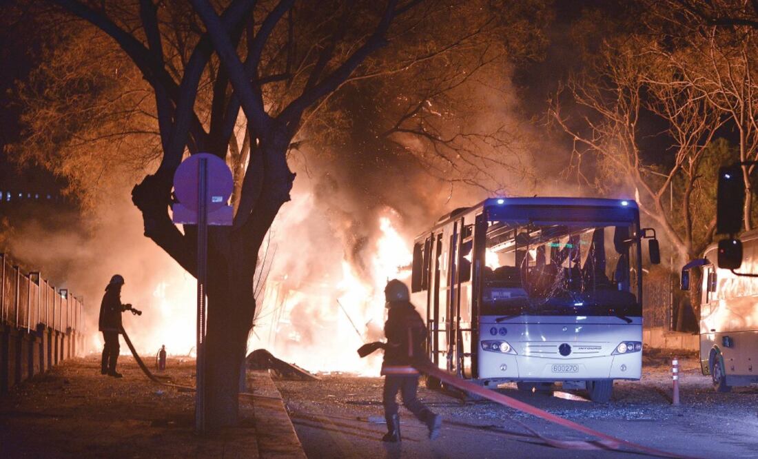 Bomberos apagan el incendio que se desató tras el ataque de ayer contra un convoy militar en el barrio de Cankaya, Ankara (AP)