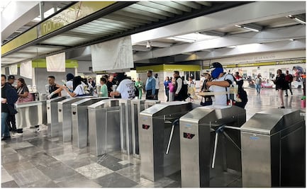 “Disculpe las molestias, nos están asesinando”: Encapuchados toman torniquetes del Metro Universidad; exigen erradicar grupos porriles del CCH Naucalpan