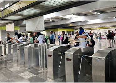 “Disculpe las molestias, nos están asesinando”: Encapuchados toman torniquetes del Metro Universidad; exigen erradicar grupos porriles del CCH Naucalpan