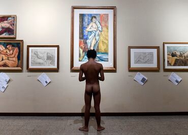 Nudistas, el público de un museo de Medellín