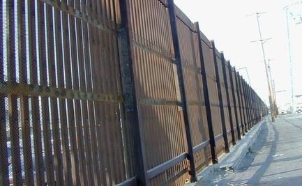 Migrantes mexicanos caen del muro fronterizo en Arizona; uno de ellos murió