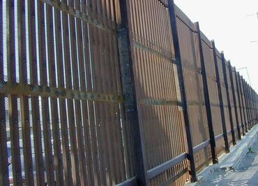 Migrantes mexicanos caen del muro fronterizo en Arizona; uno de ellos murió