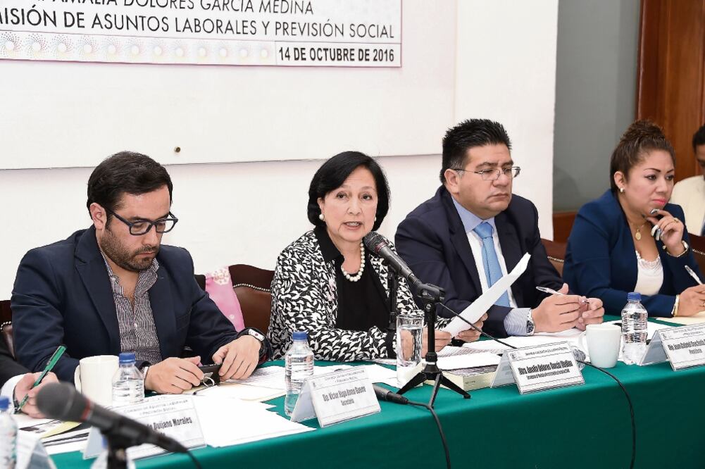 El diputado local Víctor Romo, la secretaria de Trabajo, Amalia García, y los diputados Juan Gabriel Corchado y Rebeca Peralta (ASAMBLEA LEGISLATIVA)