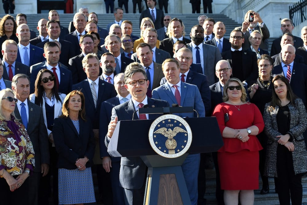 Mike Johnson, nuevo presidente de la Cámara de Representantes de Estados Unidos, da un mensaje, en las escaleras del Capitolio. FOTO: OLIVIER DOULIERY. AFP