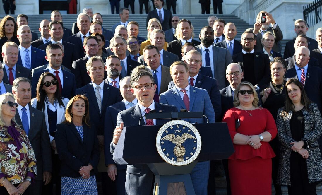 Mike Johnson, nuevo presidente de la Cámara de Representantes de Estados Unidos, da un mensaje, en las escaleras del Capitolio. FOTO: OLIVIER DOULIERY. AFP