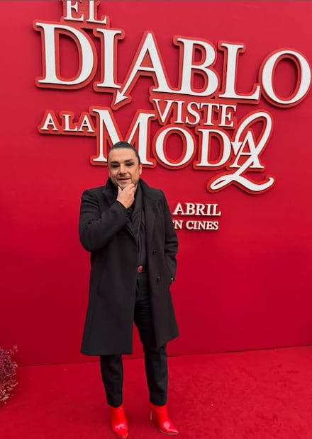 Esteban Macías genera comentarios en redes tras lucir tacones rojos en la primera parada para la promoción de "El diablo viste a la moda 2". 
Instagram estebannmacias