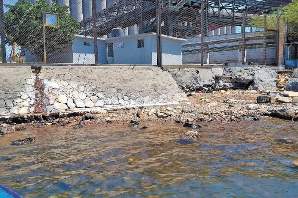 El derrame de 3 mil litros de ácido sulfúrico se registró el martes pasado en el área marítima de la Administración Portuaria Integral de Guaymas (Apiguay); Profepa inició un procedimiento contra Grupo México. Foto/ESPECIAL