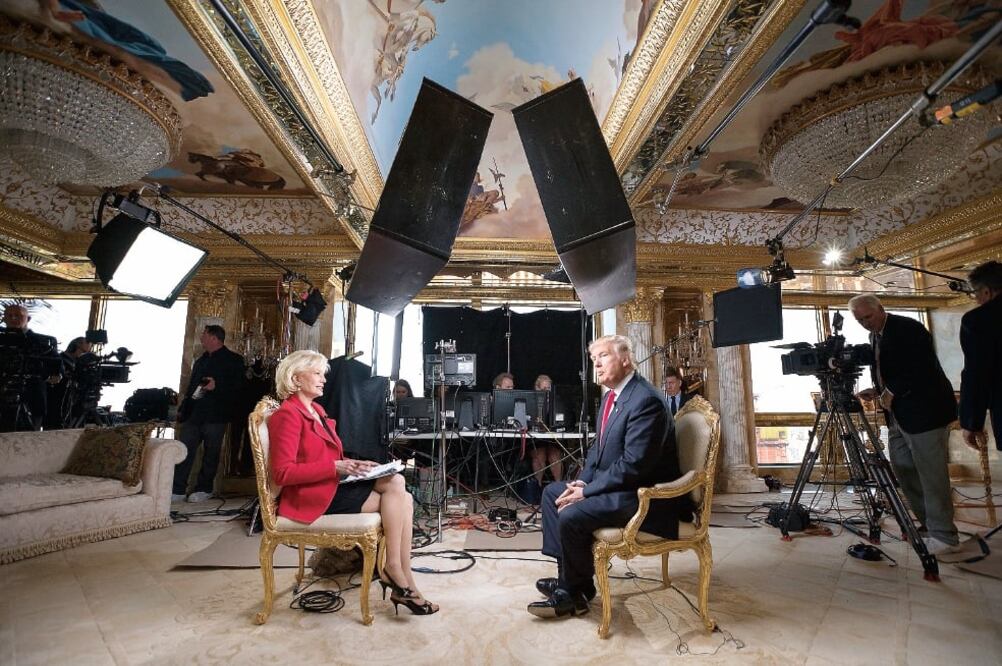 La periodista Lesley Stahl entrevista a Donald Trump para el programa 60 Minutes, que fue transmitido ayer en la noche (AP)