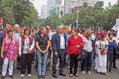 Pide AMLO a Peña diálogo para transición pacífica en 2018