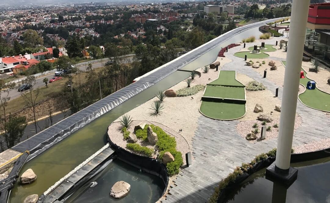 La esquina del mirador de La Cúspide, que carece de barda o muro de protección, fue el sitio donde la pareja de adolescentes decidió lanzarse. (Foto: Rebeca Jiménez)