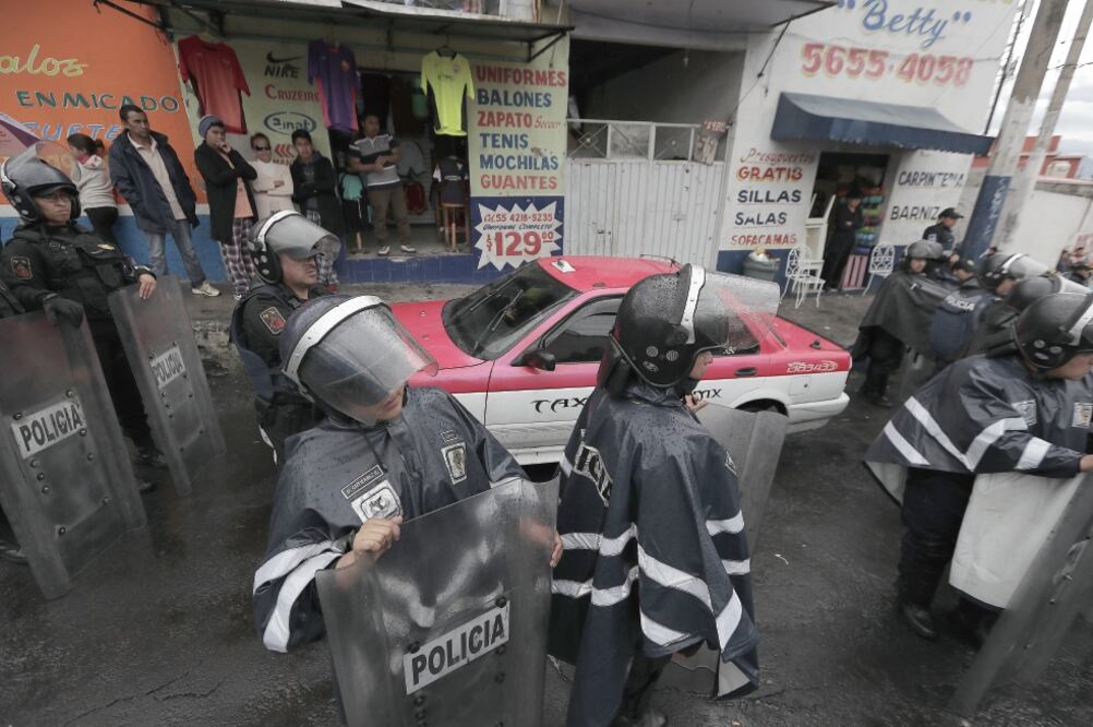 En el dispositivo participaron mil 200 elementos de la SSP que, junto con personal de Semovi, revisaron las unidades del transporte público en la delegación. (ALEJANDRO ACOSTA. EL UNIVERSAL)
