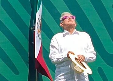 VIDEO AMLO observa en Mazatlán el eclipse total de sol con lentes certificados