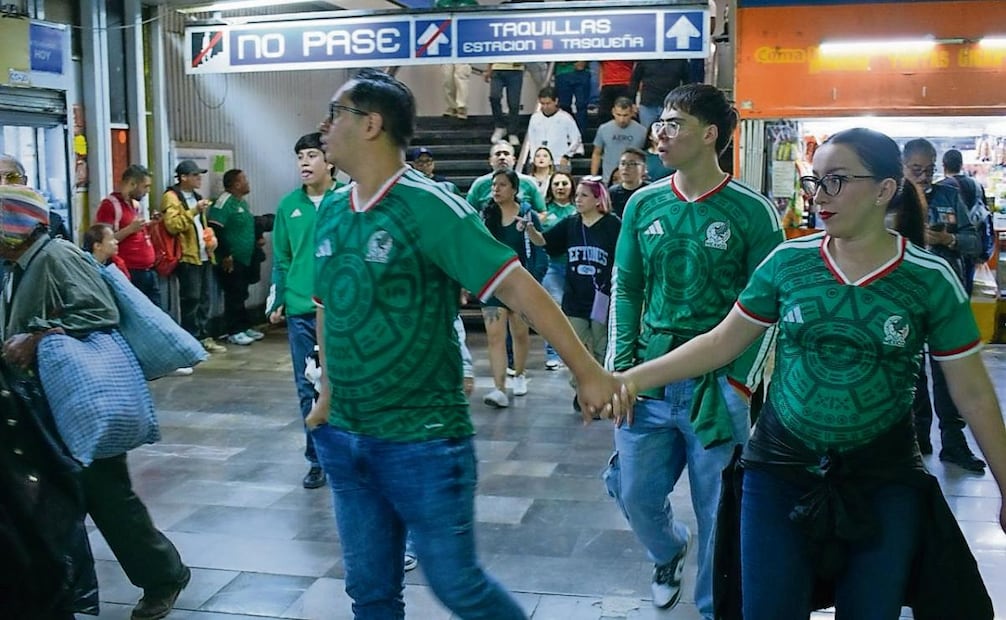 Los aficionados utilizaron el Metro y Tren Ligero, ya que en el Estadio Banorte no se habilitaron estacionamientos. Foto: SANTIAGO CADENA/EL UNIVERSAL