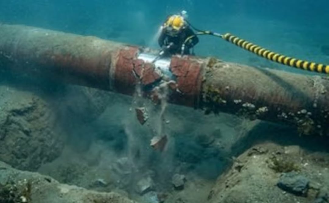 Trabajadores de Pemex avanzan en las labores de reparación de un ducto submarino en el golfo de México. Foto: x @Pemex