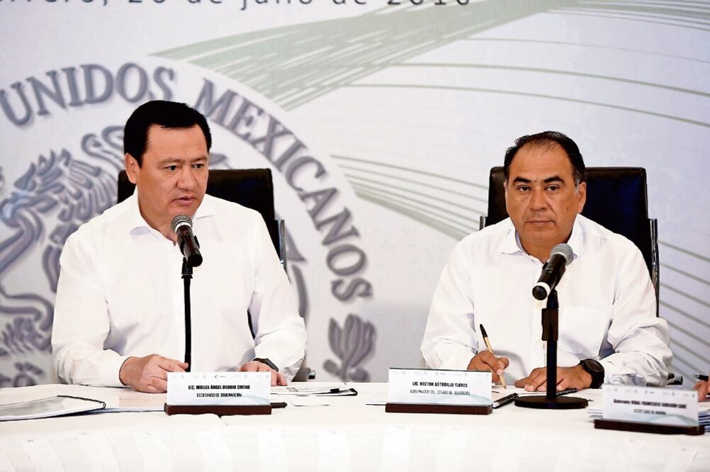 Miguel Ángel Osorio Chong, secretario de Gobernación, y el gobernador del estado de Guerrero, Héctor Astudillo Flores, ayer durante la reunión del Gabinete de Seguridad (ESPECIAL)