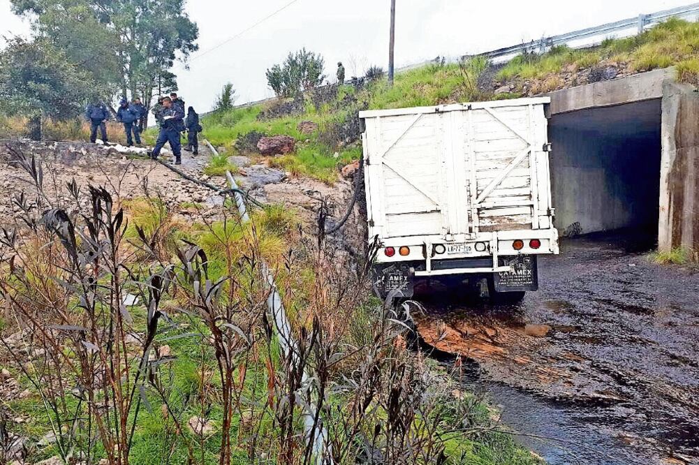 La fuga se registró en el tramo Toluca-Palmillas, donde quedó el camión donde transportarían el combustible. (CORTESÍA DE SSC)