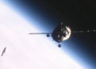 ¿Real o falso? Captan extraño objeto siguiendo a la estación espacial