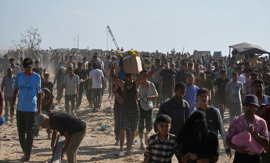 Palestinos llevan cajas con alimentos y paquetes de ayuda humanitaria entregados por la Fundación Humanitaria de Gaza, una organización respaldada por Estados Unidos y aprobada por Israel, en Rafah, en el sur de la Franja de Gaza. Foto: AP