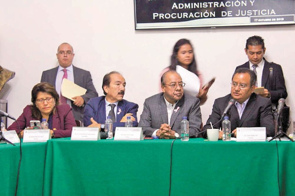 En la sesión de las comisiones unidades de Puntos Constitucionales e Iniciativas Ciudadanas y de Administración y Procuración de Justicia estuvieron los 17 diputados de Morena, PVEM, PT y la independiente Evelyn Parra. Foto/ESPECIAL