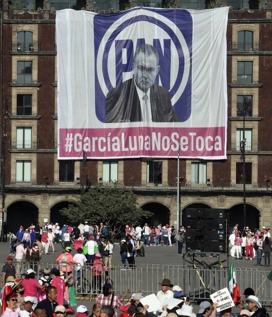 "Marcharon bajo la sombra de García Luna", afirma Epigmenio Ibarra tras movilización por el INE