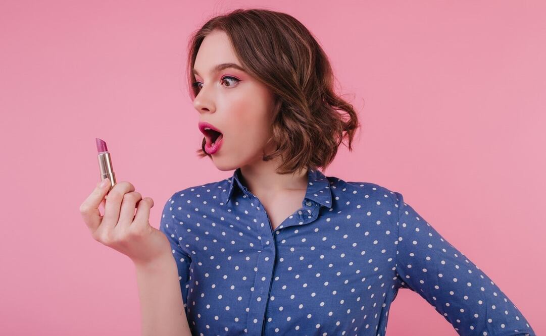 Descubre cómo quitar fácilmente las manchas de maquillaje. Foto: Freepik