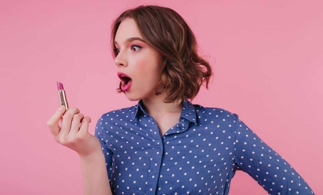 Descubre cómo quitar fácilmente las manchas de maquillaje. Foto: Freepik