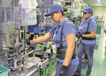 Por inflación, salarios en las fábricas caen 1.6%