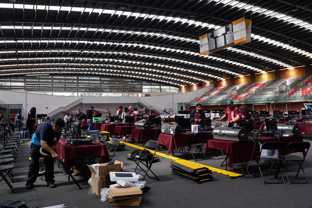 Personal de la Secretaría de Movilidad (Semovi) ultiman detalles en instalación del macromódulo en donde se realizará el trámite de licencias de conducir permanentes. (Foto: Hugo Salvador)