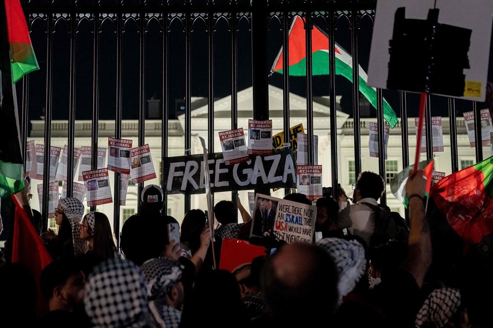 Los manifestantes muestran mensajes en la valla de la Casa Blanca, en Washington, durante un acto en apoyo de los palestinos. Foto: AFP