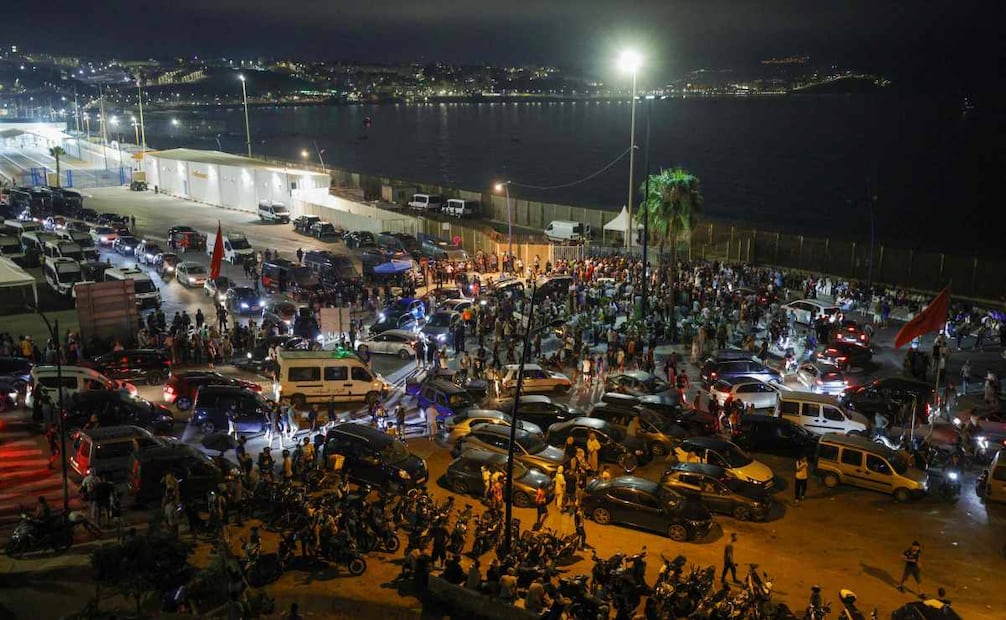 Gente reunida en Bab Sebta, en la frontera entre Marruecos y España, cerca del enclave español de Ceuta. (30/07/26) Foto: AFP