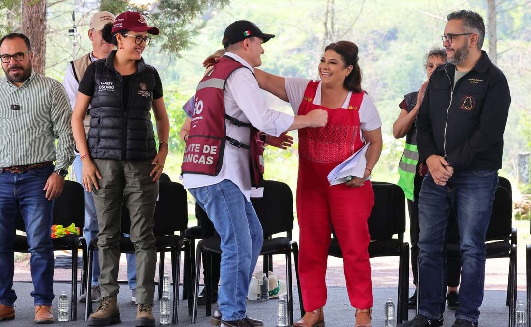El alcalde de Álvaro Obregón, Javier López Casarín (de chaleco), informó que ya se recuperaron 9 de las 13 barrancas de la demarcación. Foto: Especial.