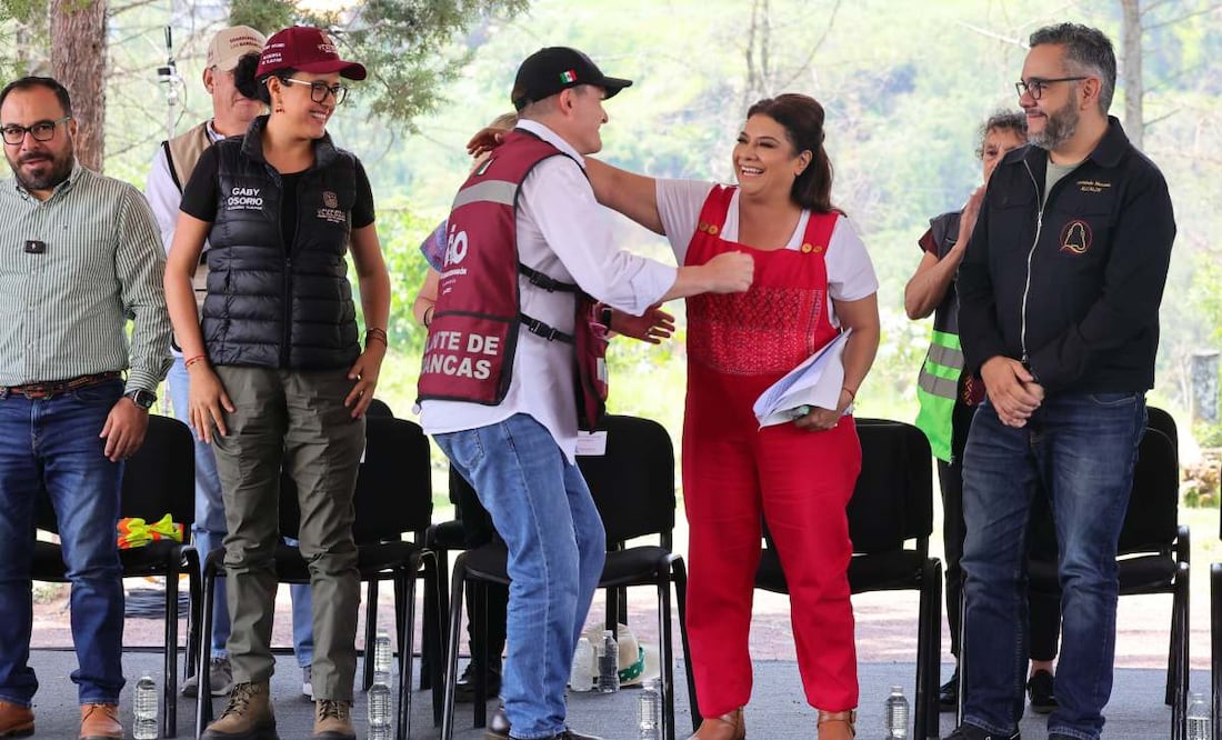 El alcalde de Álvaro Obregón, Javier López Casarín (de chaleco), informó que ya se recuperaron 9 de las 13 barrancas de la demarcación. Foto: Especial.
