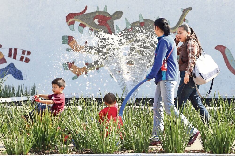 En la Fuente Mito del Agua, cercana al Papalote Museo del Niño, se restauraron 10 monolitos de concreto referentes a la cultura olmeca, nueve esculturas de peces y se restauraron 50 glifos con motivos prehispánicos (BERENICE FREGOSO)