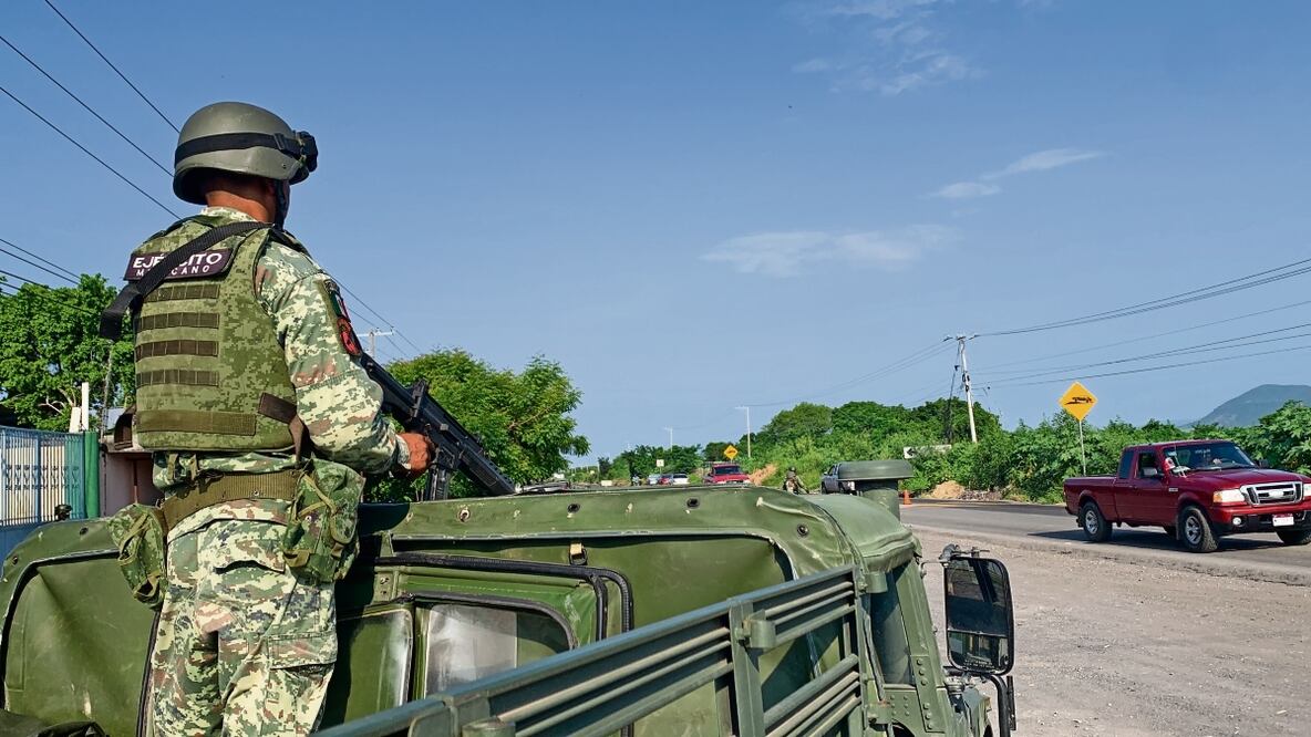 Una de las agresiones con armas de fuego, registrada en un acceso a la cabecera municipal, fue rechazada por miembros del Ejército Mexicano. Foto: Carlos Arrieta / EL UNIVERSAL