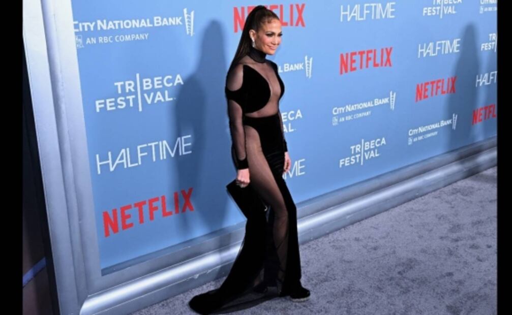 Jennifer Lopez deslumbra con sus curvas en vestido con transparencias