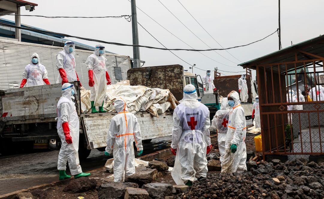 Miembros de la Cruz Roja Congoleña y voluntarios descargan a las víctimas del reciente conflicto antes de enterrarlas en un cementerio en Goma, República Democrática del Congo. Foto: EFE
