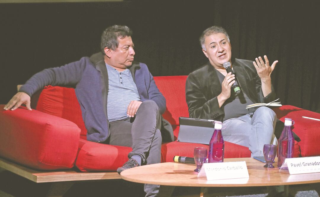 Mardonio Carballo y Pável Granados, en la mesa de diálogo titulada “Patrimonio Inmaterial y Culturas Populares”. (BERENICE FREGOSO. EL UNIVERSAL)